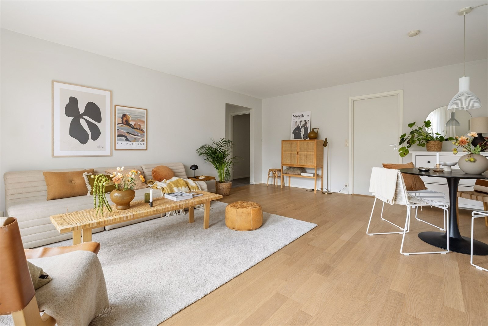 Det er plass til sofagruppe, tv-seksjon, spisebord samt øvrig ønsket møblement. Galleribilde