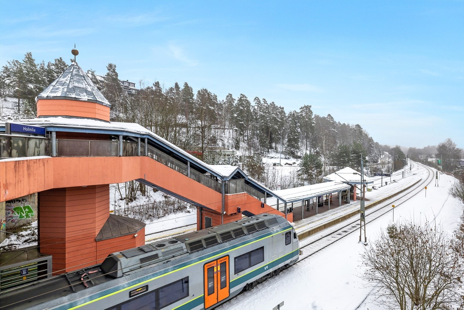 Tog fra Holmlia stasjon bringer deg raskt til Oslo S (ca. 14 min). Toget kjører også i den andre retningen mot bl.a. Kolbotn og Ski. Galleribilde