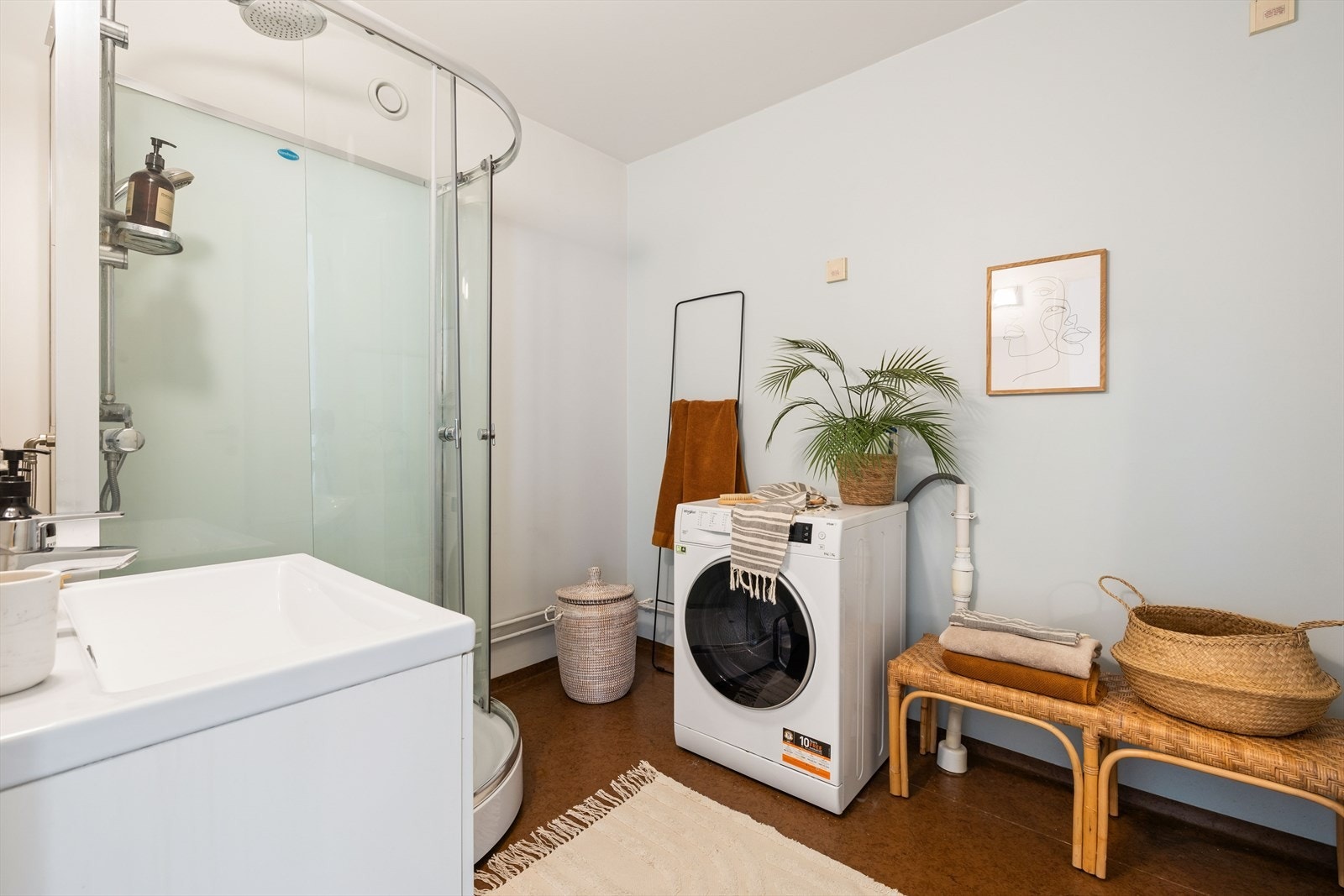 Badet har opplegg og plass for vaskemaskin. Varmtvann og fyring er inkludert i felleskostnadene. Galleribilde