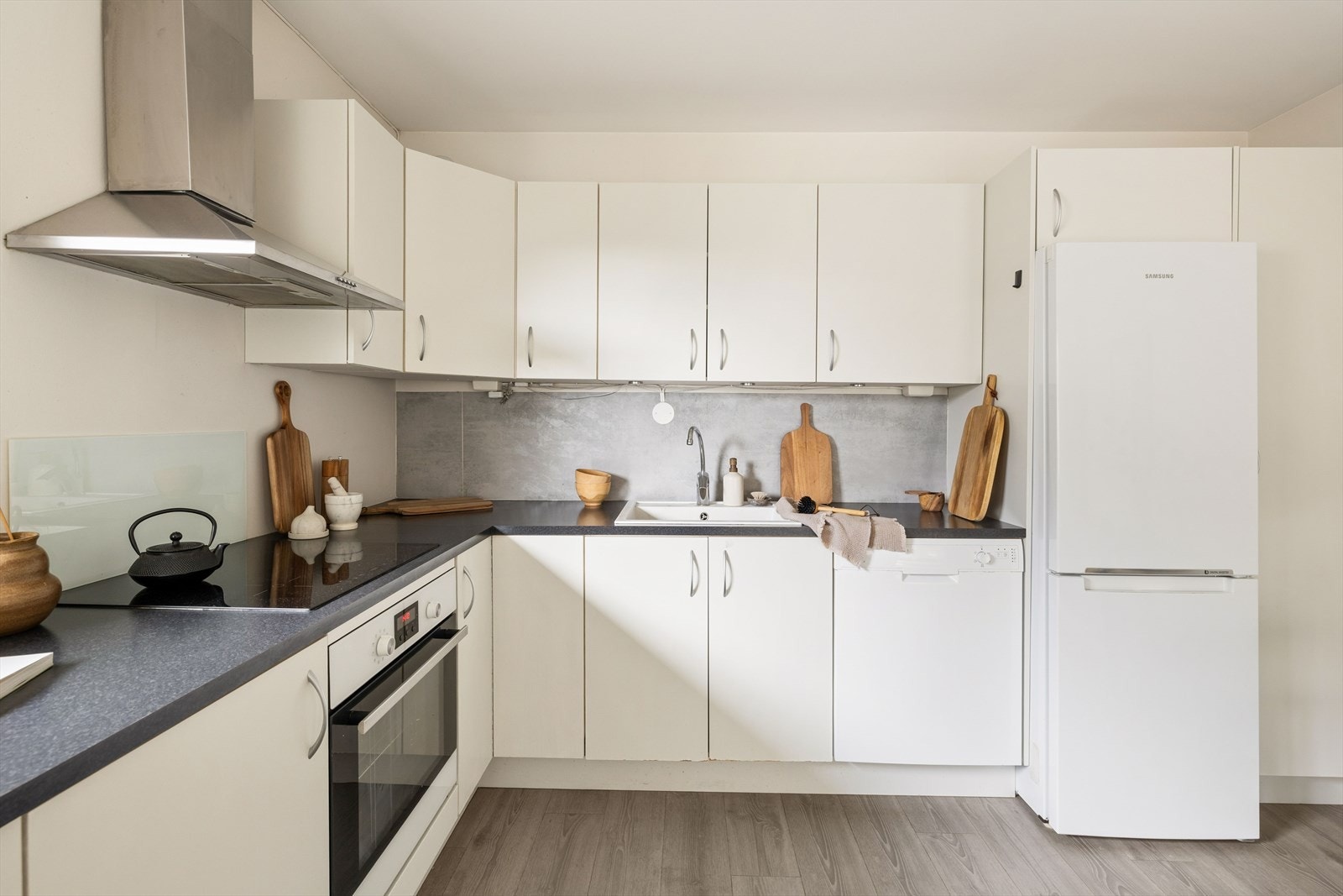 Kjøkkeninnredningen har rikelig med skap- og benkeplass med innredning langs vegger. Her er det gode arbeidsforhold for den kokkeglade! Galleribilde