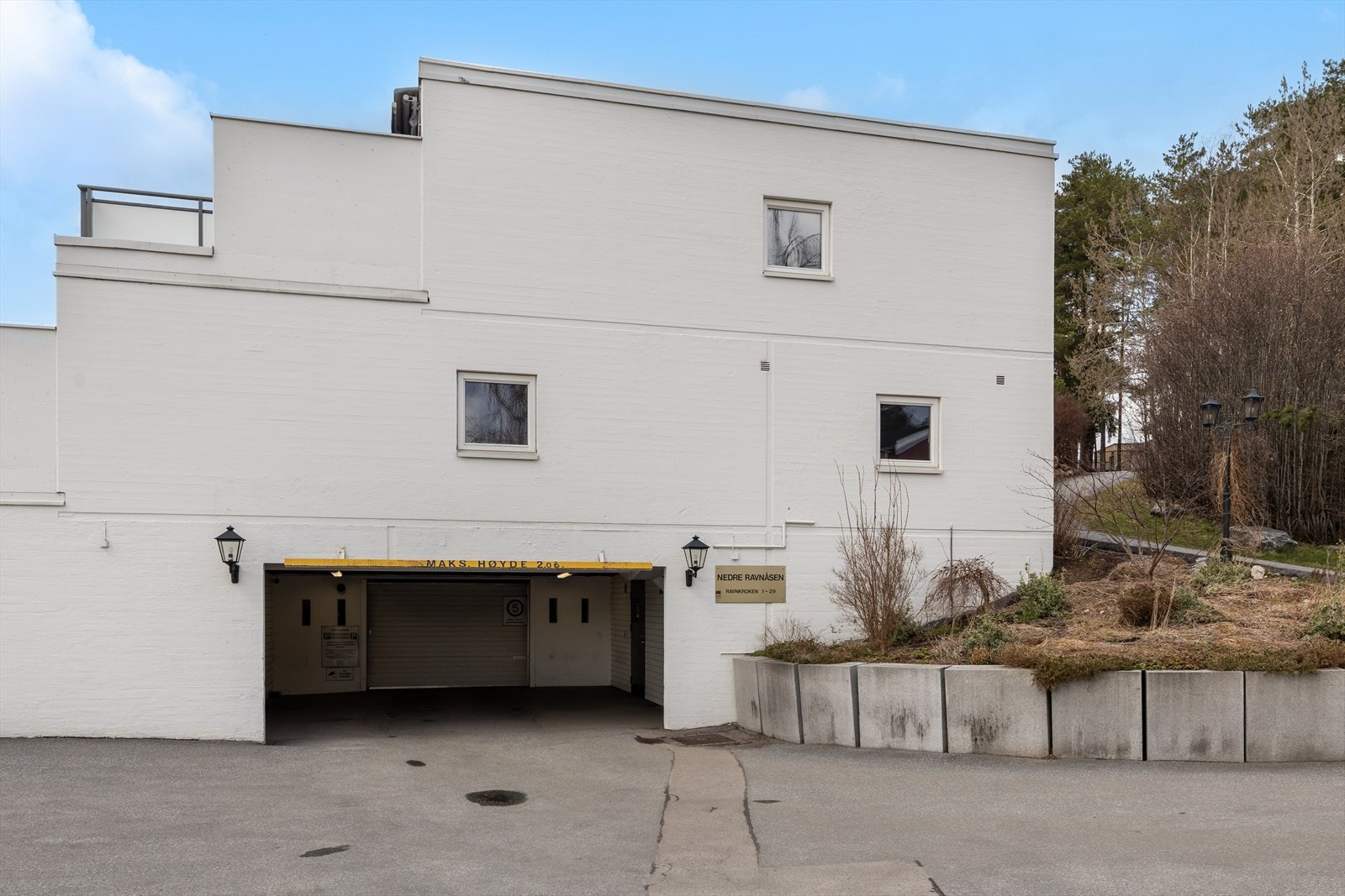 Det medfølger garasjeplass i felles lukket garasjeanlegg, merket med nummer 2012. Galleribilde