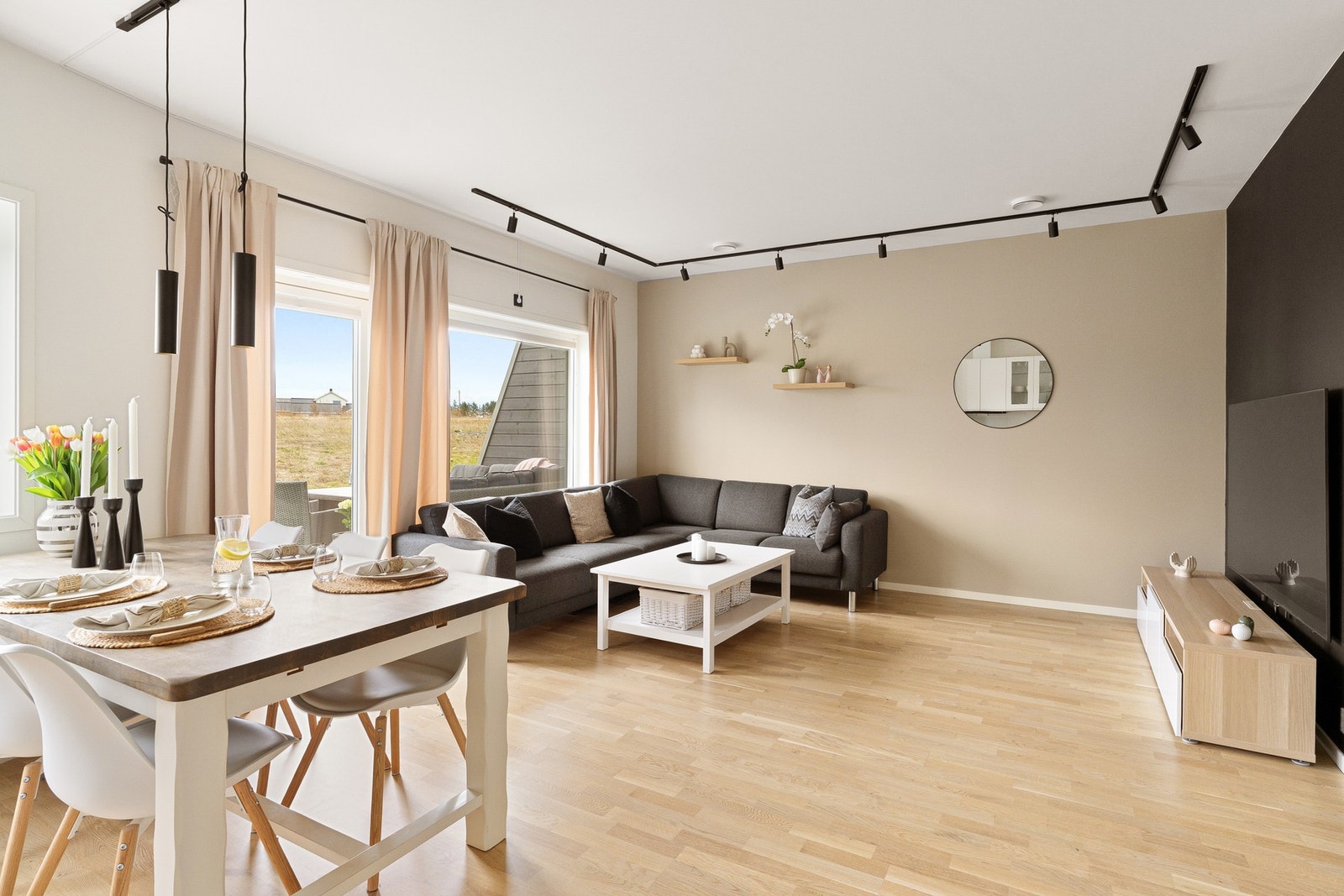 Fra stuen har man direkte utgang til terrassen. Galleribilde