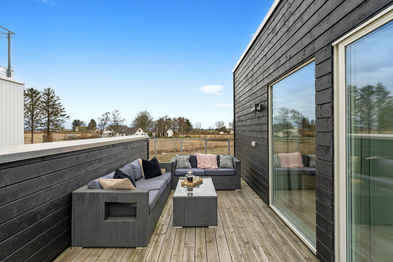 Flott takterrasse med plass til sene sommerkvelder og godt samvær. Galleribilde