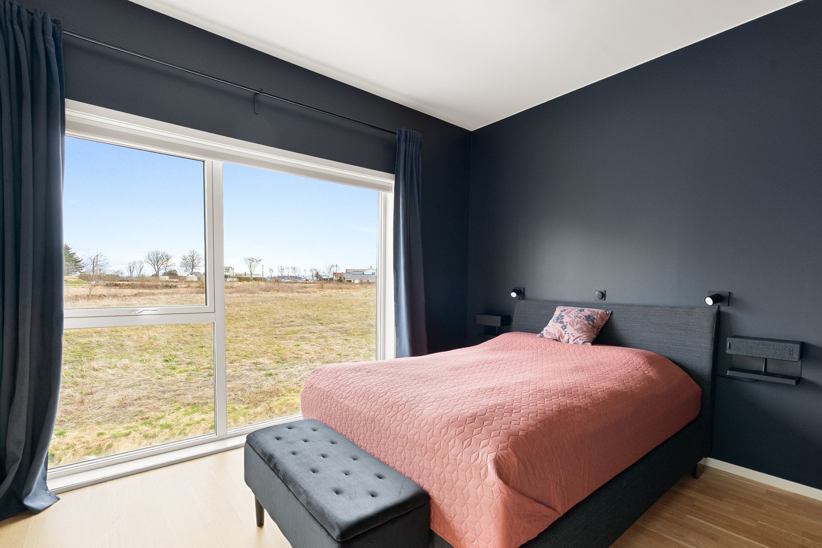 Romslig hovedsoverom med store vindusflater - malt i lun farge. Galleribilde