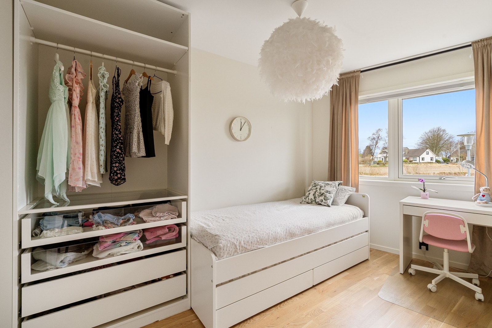 Her er det plass til både garderobe og skrivebord. Galleribilde