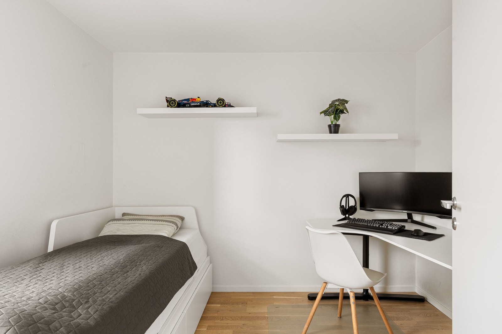 Soverom 3 med god plass til både seng og skrivebord. Galleribilde