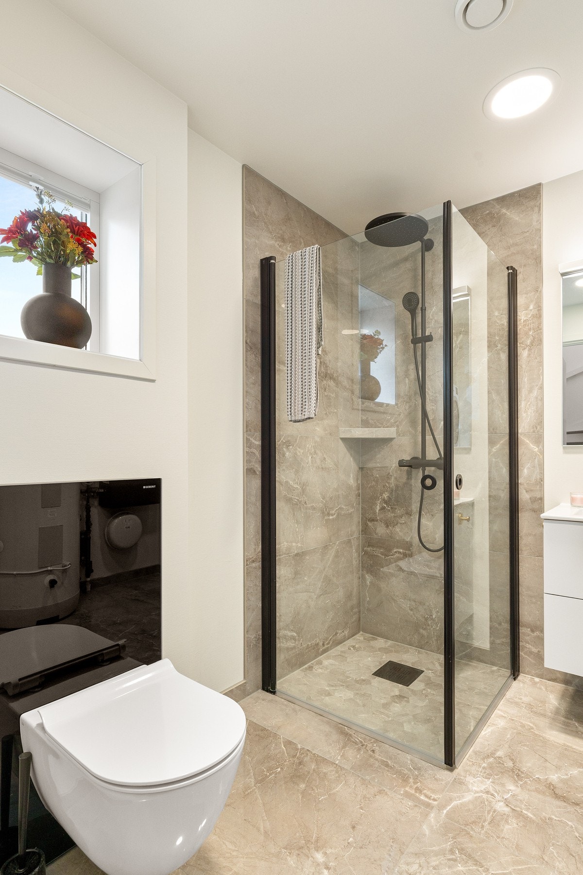 Badet har flislagt gulv med gulvvarme samt flotte flislagte vegger i dusjsonen. Galleribilde