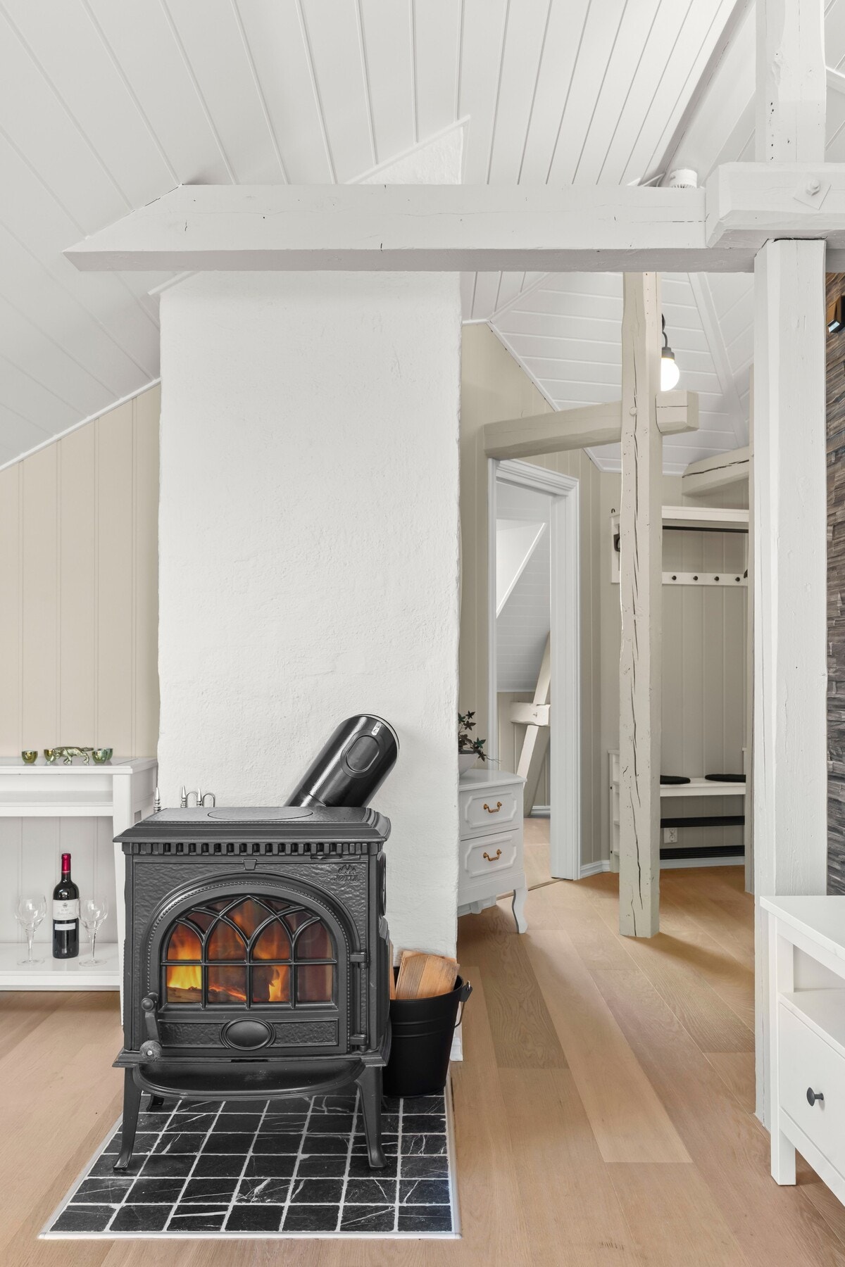Flott vedovn i stuen gir god varme og hygge i vinterhalvåret. Galleribilde