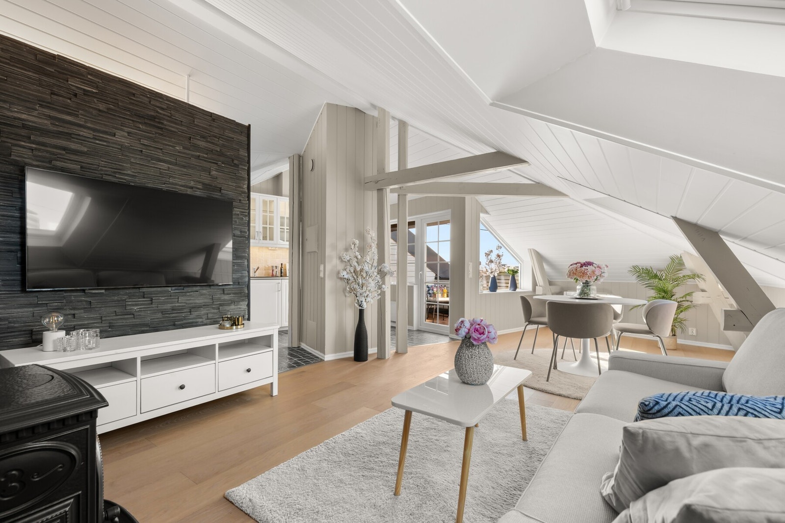 Flott stuedel med god plass til sofa, sofabord og mediemøblement. Galleribilde