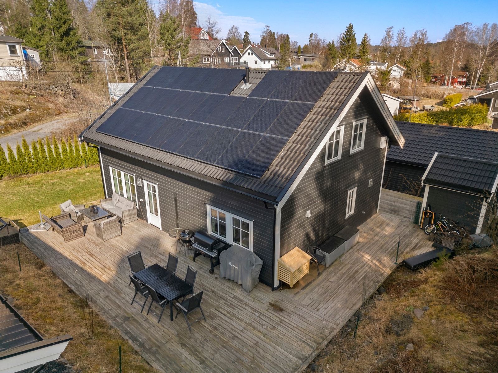 Moderne enebolig med solcellepaneler på taket og stor terrasse i attraktivt nabolag omgitt av flott natur Galleribilde