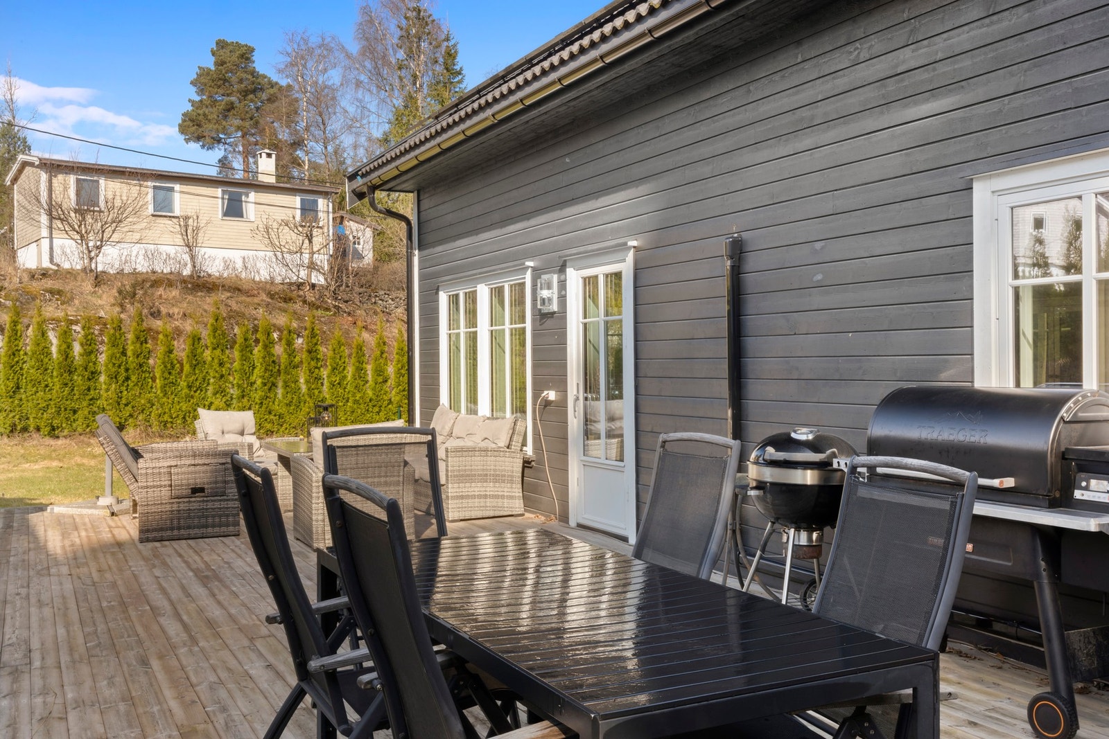 Uteområde med terrasse og grillmuligheter Galleribilde