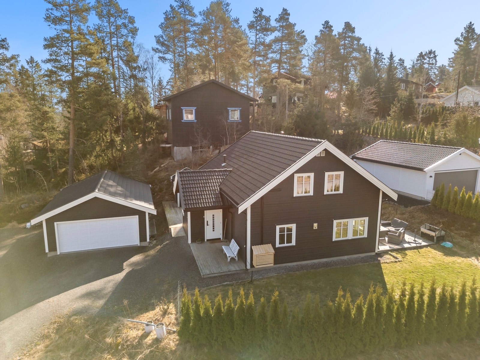 Enebolig med garasje og terrasse, beliggende i et attraktivt område. Galleribilde