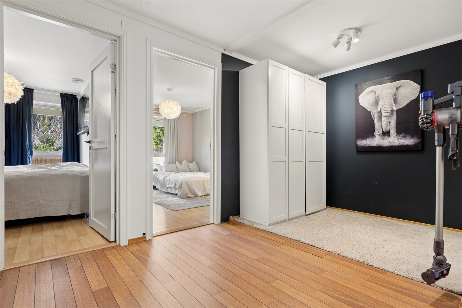 Nede i sokkel har du et romslig rom, som i dag er brukt som garderobe. Galleribilde