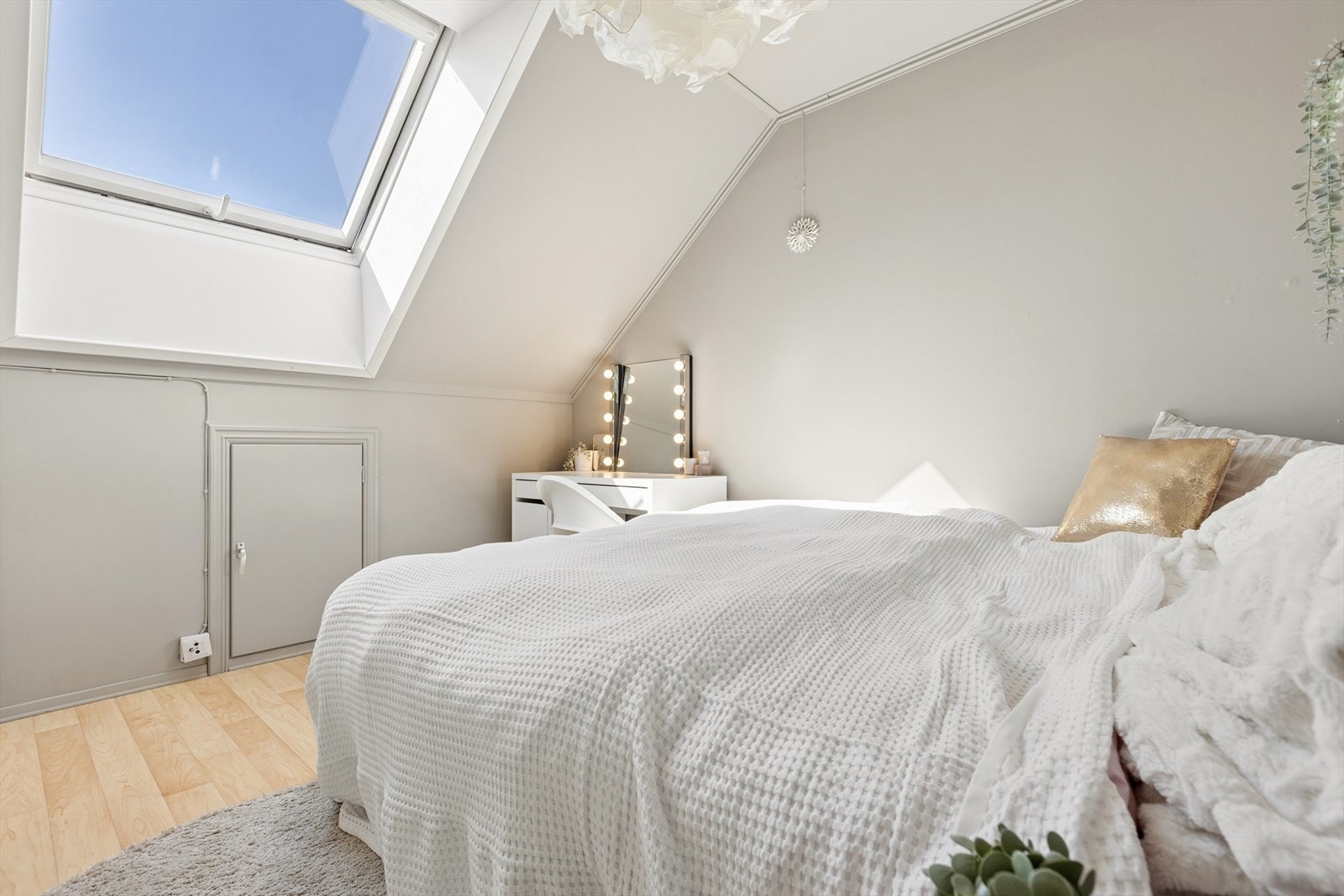 Soverommene har god plass til seng og garderobe. Det er ekstra lagring i kneloft. Galleribilde