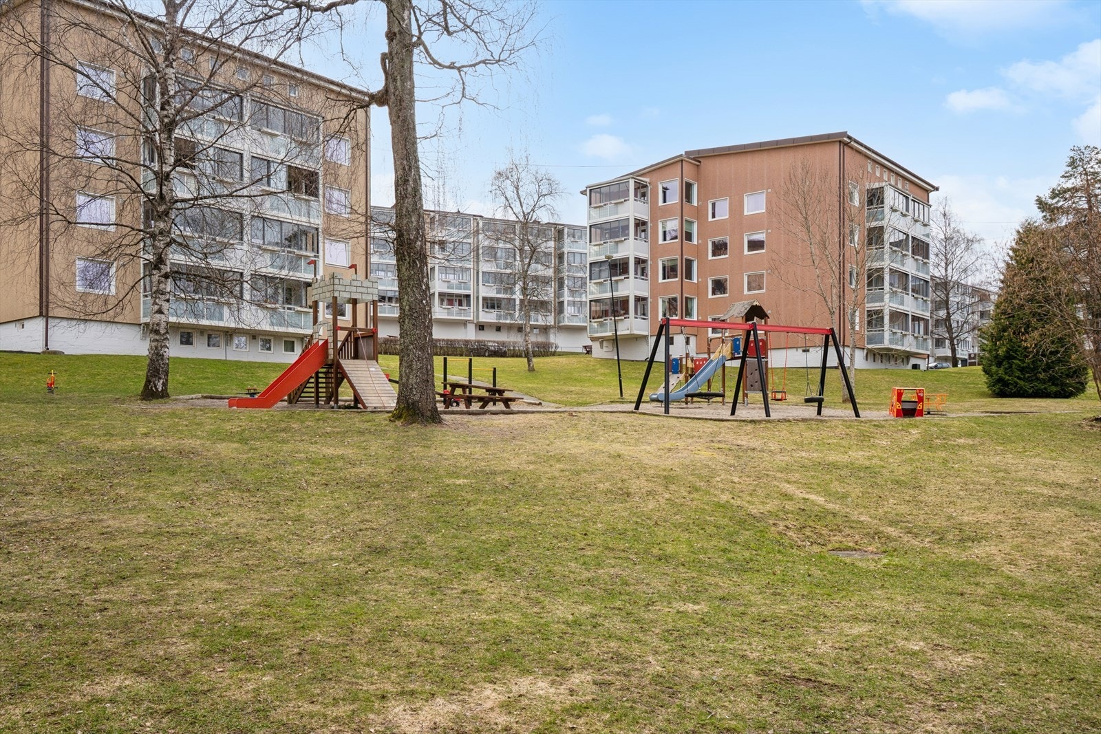 Borettslaget har store, grønne fellesområder med lekeplasser og sittegrupper. Galleribilde
