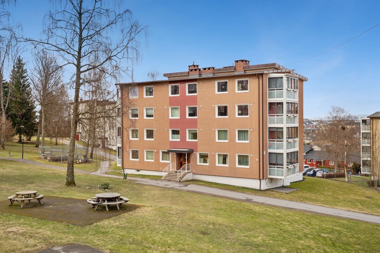 Bygningen er fra 1962 og er en del av Godlia Borettslag, som består av 344 andelsleiligheter. Galleribilde