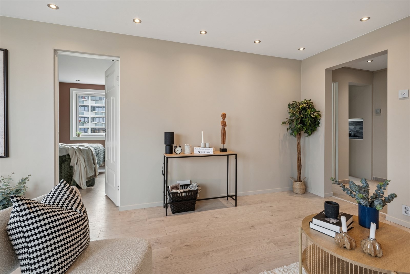 Fra stuen er det adkomst til ett av leilighetens soverom og balkongen. Galleribilde