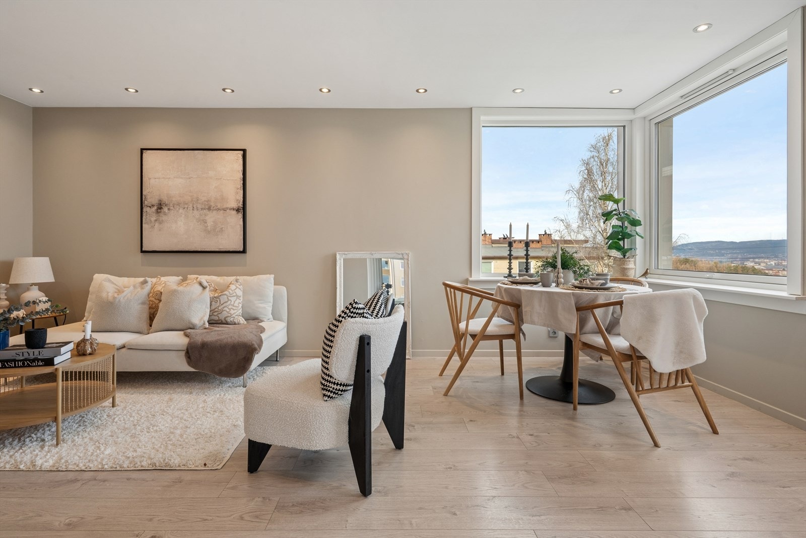 Her får du en romslig oppholdsplass med store vindusflater som slipper inn rikelig med naturlig lys og skaper en luftig og behagelig atmosfære gjennom hele dagen. Galleribilde