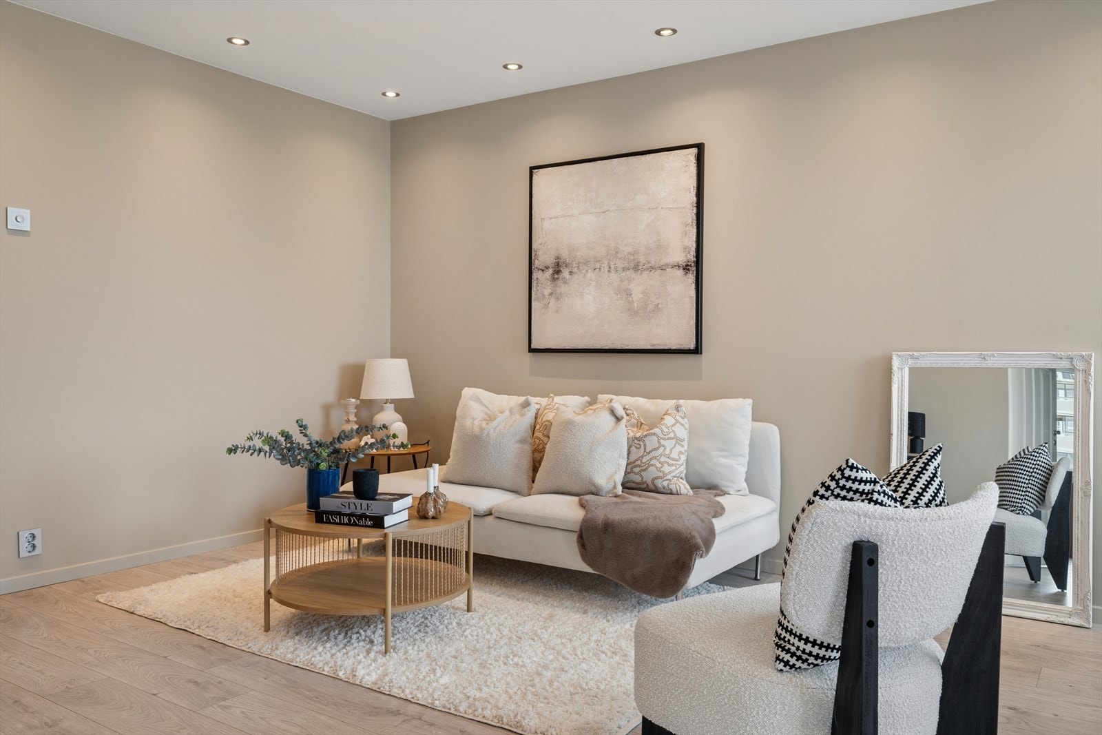 Sofagruppen finner sin plass i motsatt ende av rommet. Galleribilde