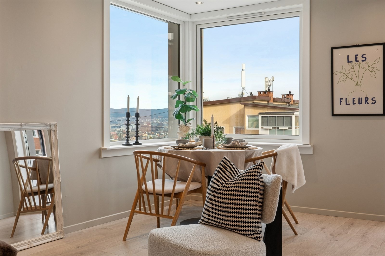 Spiseplassen er praktisk plassert ved vinduet, med fin utsikt og nærhet til balkongen. Galleribilde