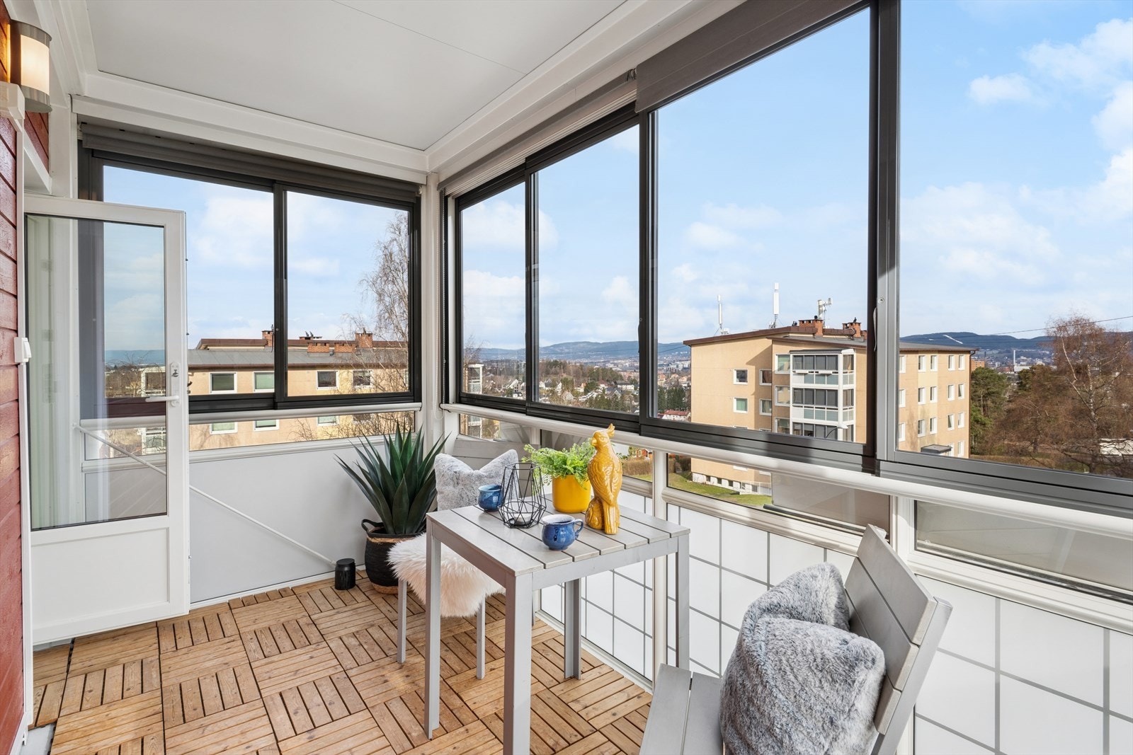 Balkongen er en fin uteplass, med plass til en hyggelig sittegruppe. Galleribilde