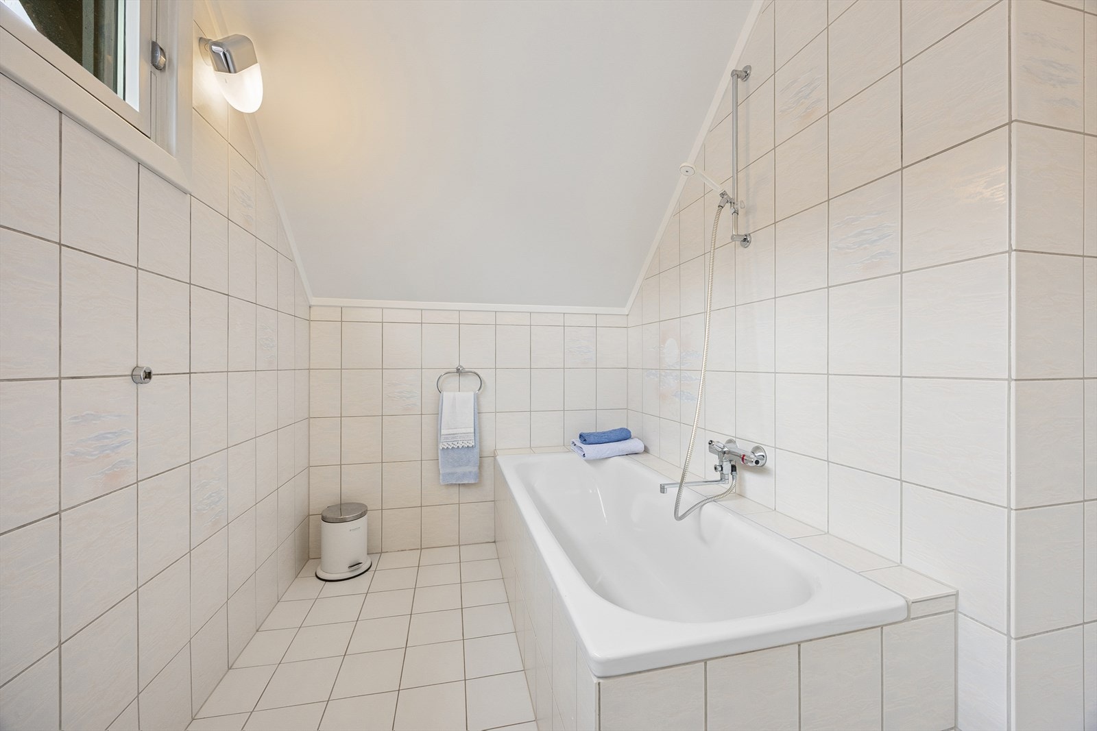 I tillegg til doble servanter har badet et innmurt badekar. Galleribilde