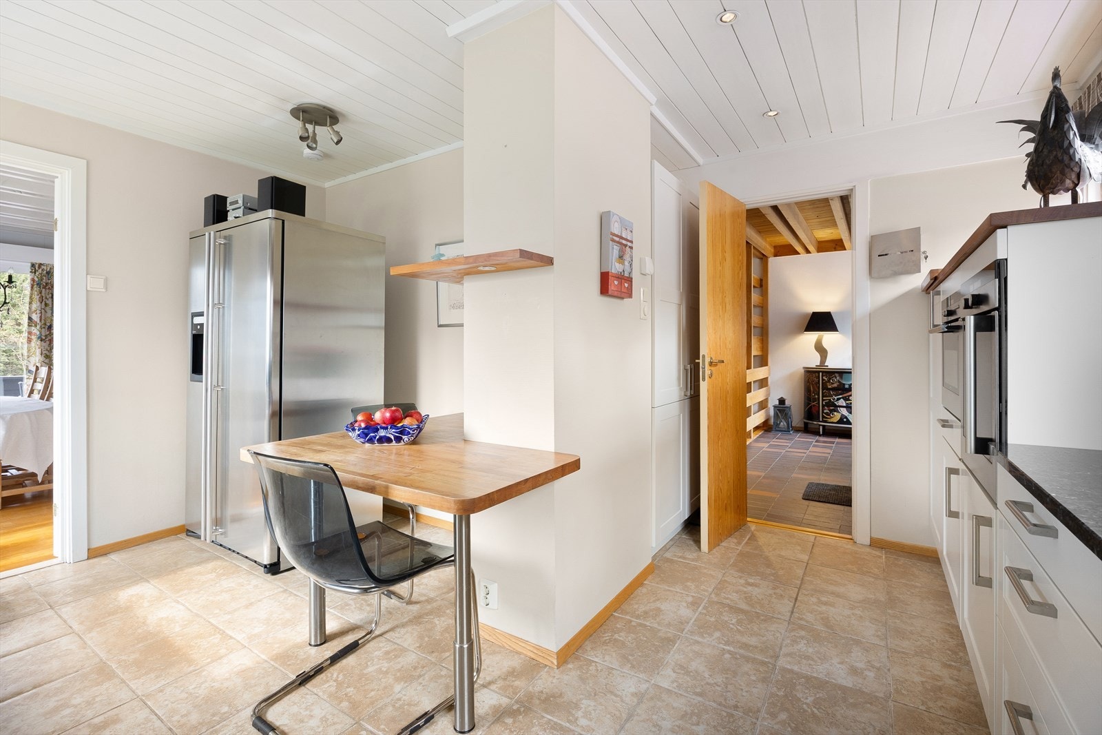 Frittstående side-by-side kjøleskap med isbitmaskin og vanndispenser medfølger. Galleribilde