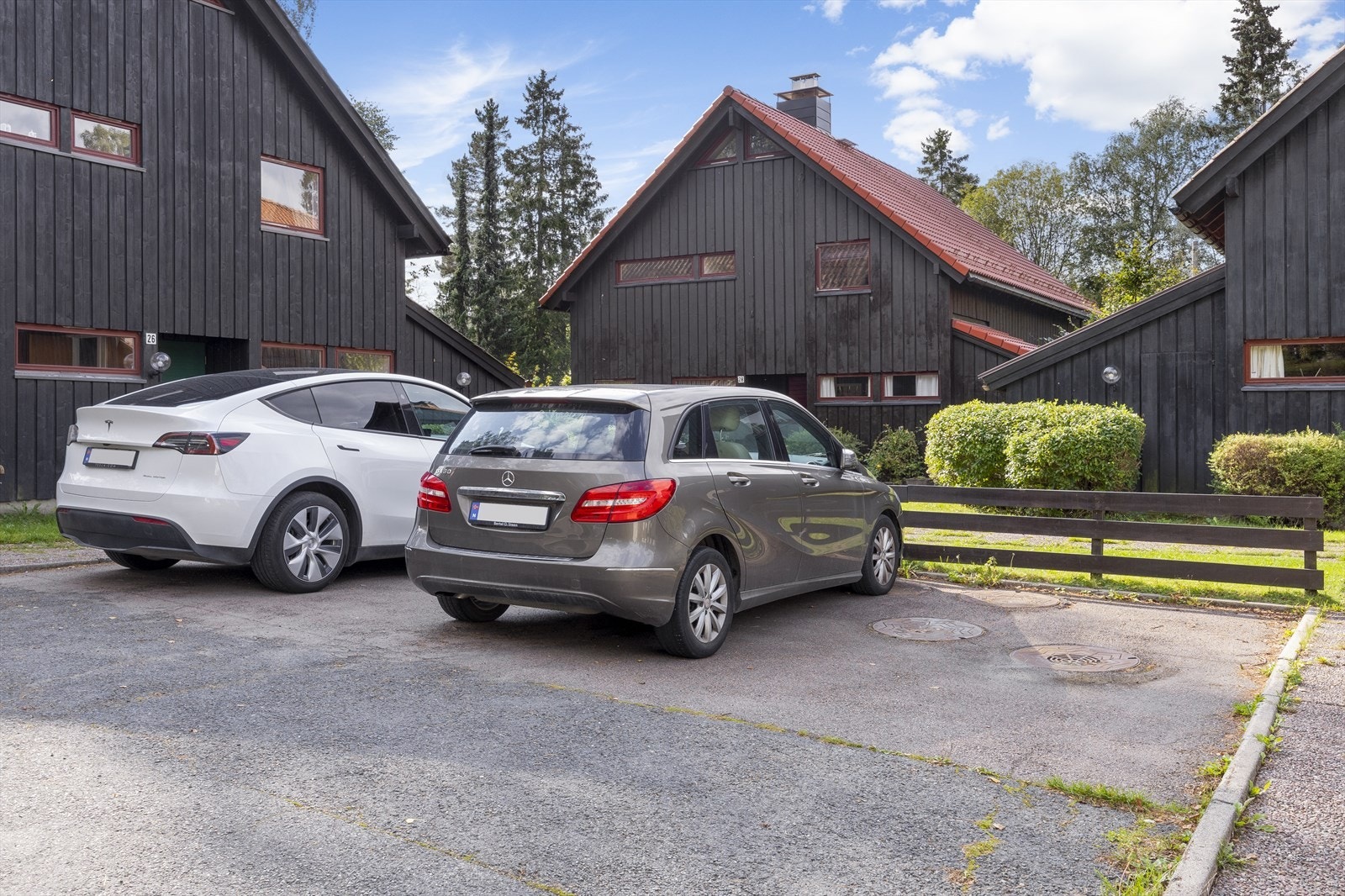 Felles innkjørsel og parkeringsplasser på tomten. Galleribilde