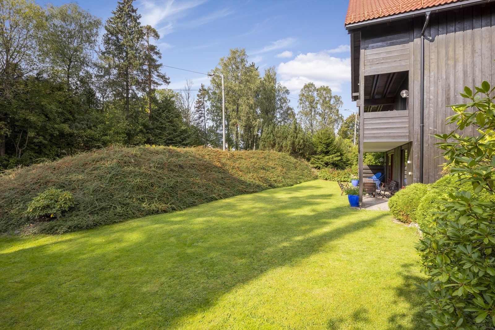 Den store hagen gir rikelig med plass for lek og sosiale sammenkomster, og er pent opparbeidet med plen og beplantning. Galleribilde