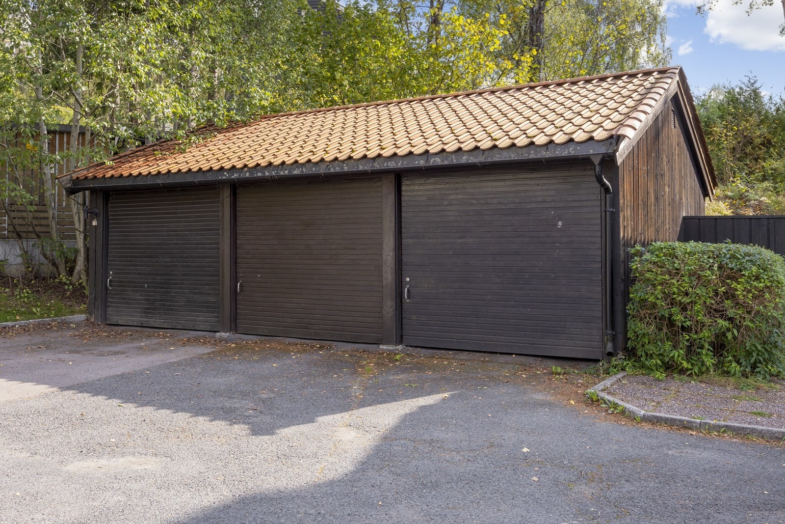 Garasje på 14 m² i felles rekke med innlagt strøm. Galleribilde
