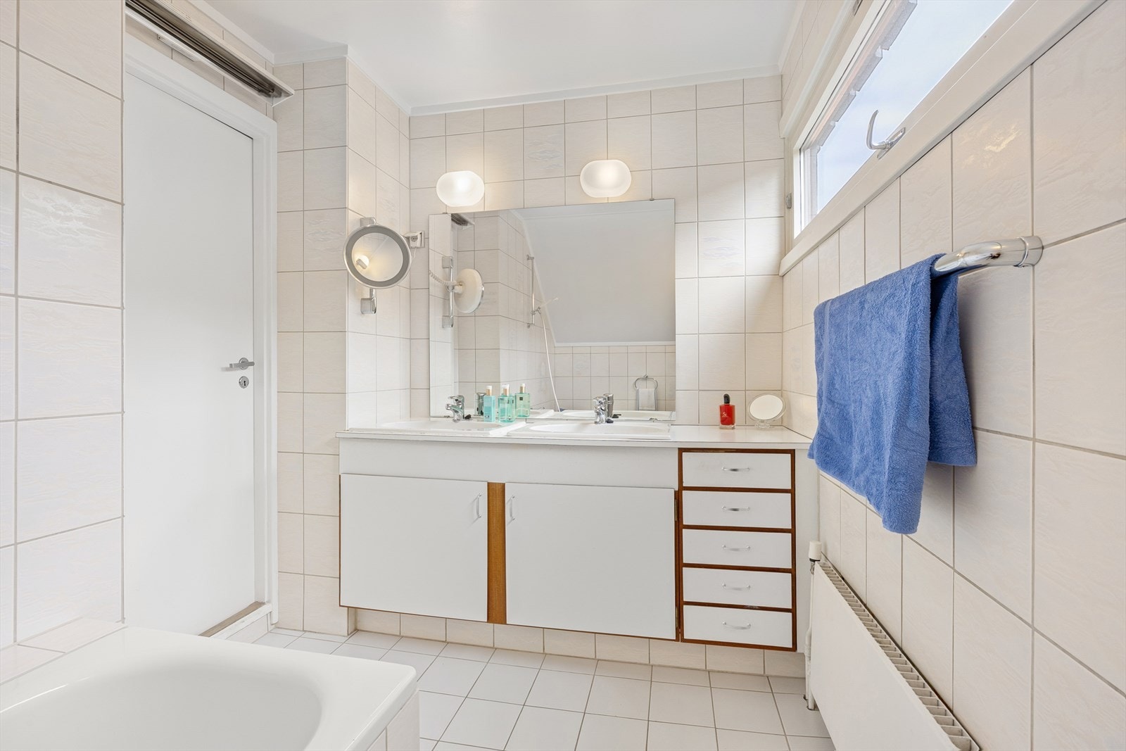 Badet er flislagt og har godt med både skap- og benkeplass. Galleribilde