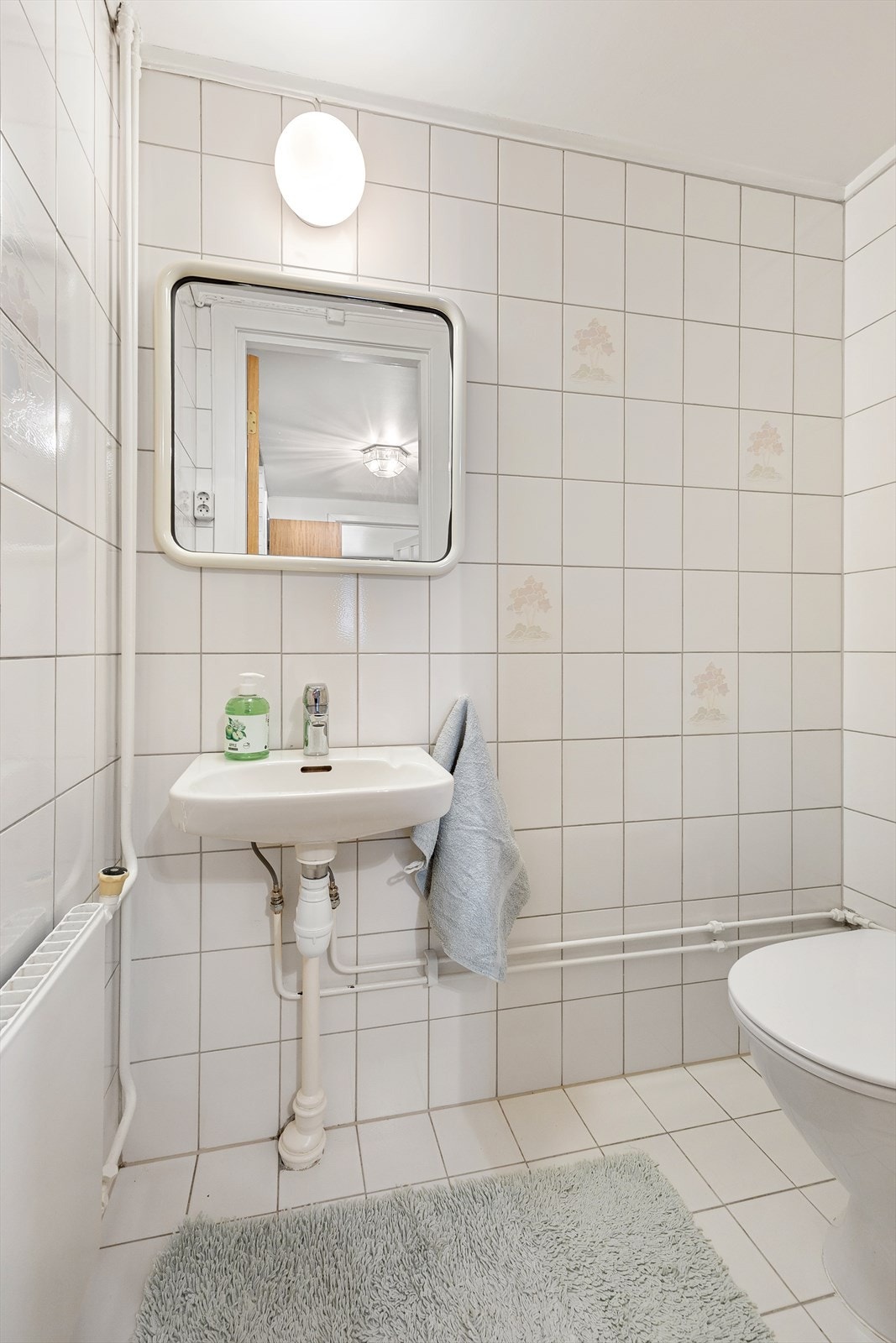 Toalettrom i underetasjen, som gjør at boligen har WC i alle tre plan. Galleribilde