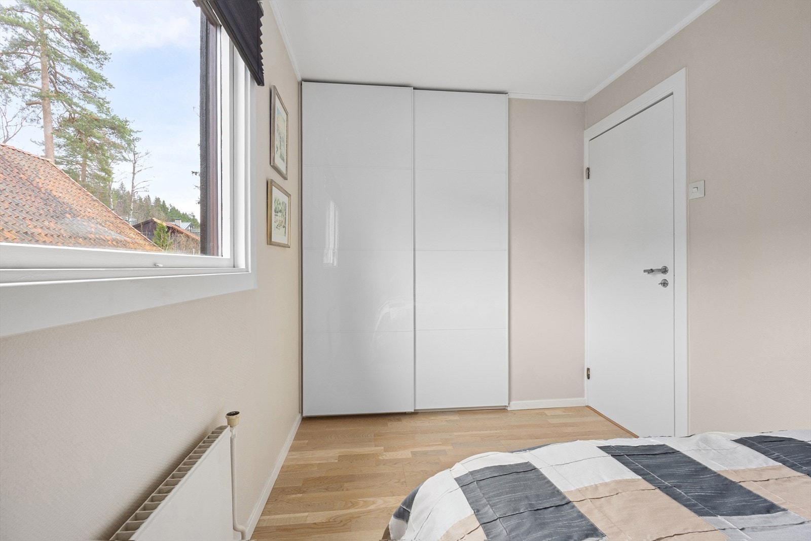 Soverommet er utstyrt med en romslig skyvedørsgarderobe fra 2016. Galleribilde