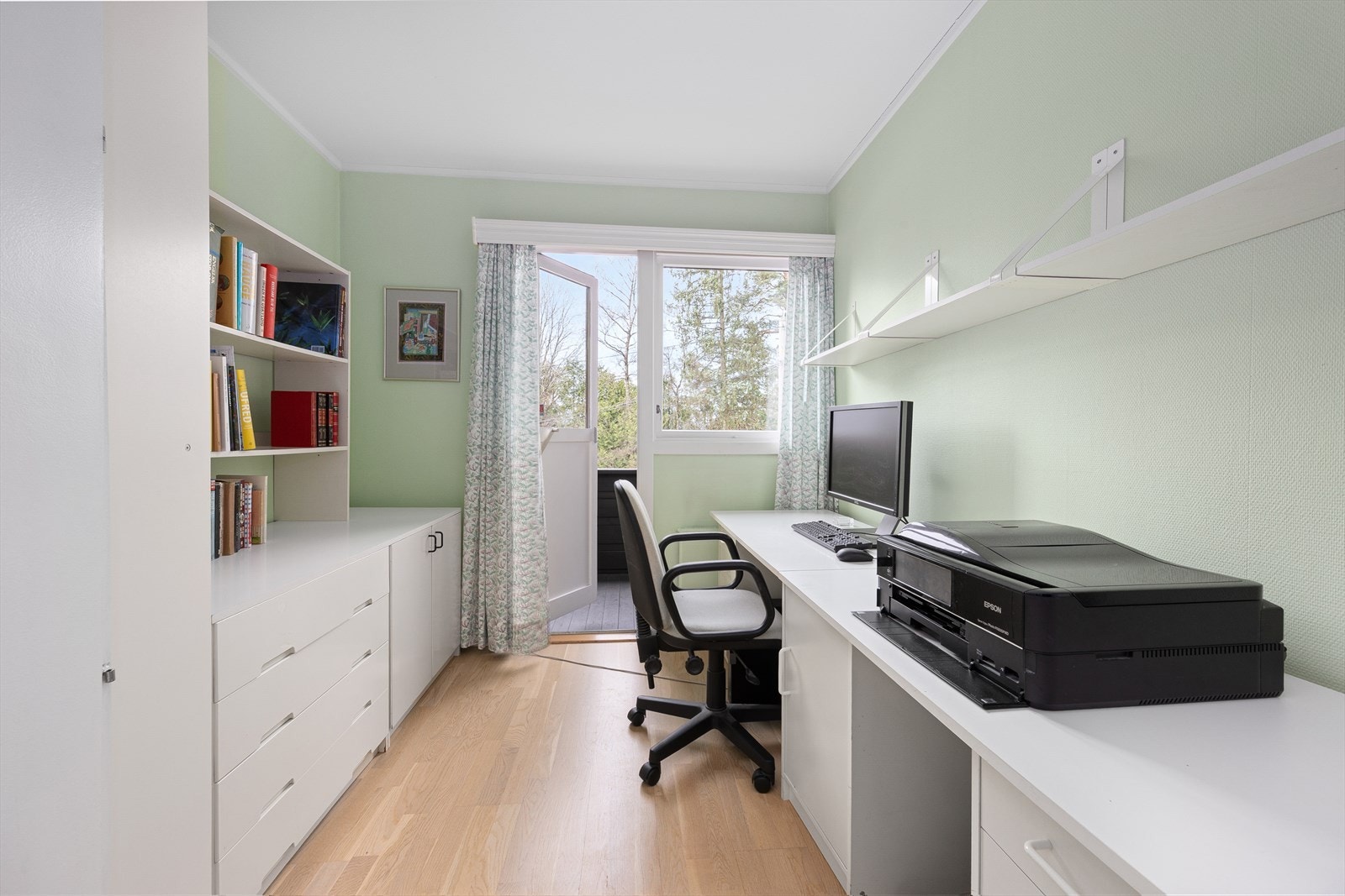 Det tredje soverommet er i dag innredet som kontor og har også utgang til balkongen. Galleribilde