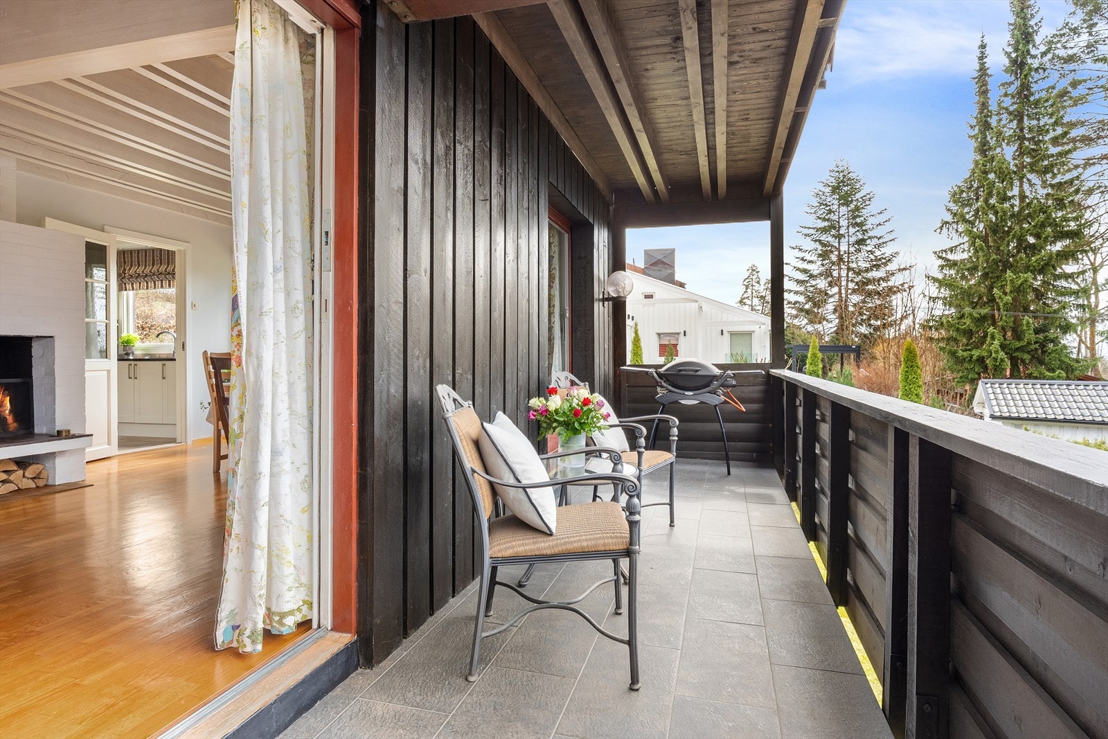 Den vestvendte terrassen på 15 m² har flislagt gulv og direkte adkomst fra stuen og spisestuen. Galleribilde