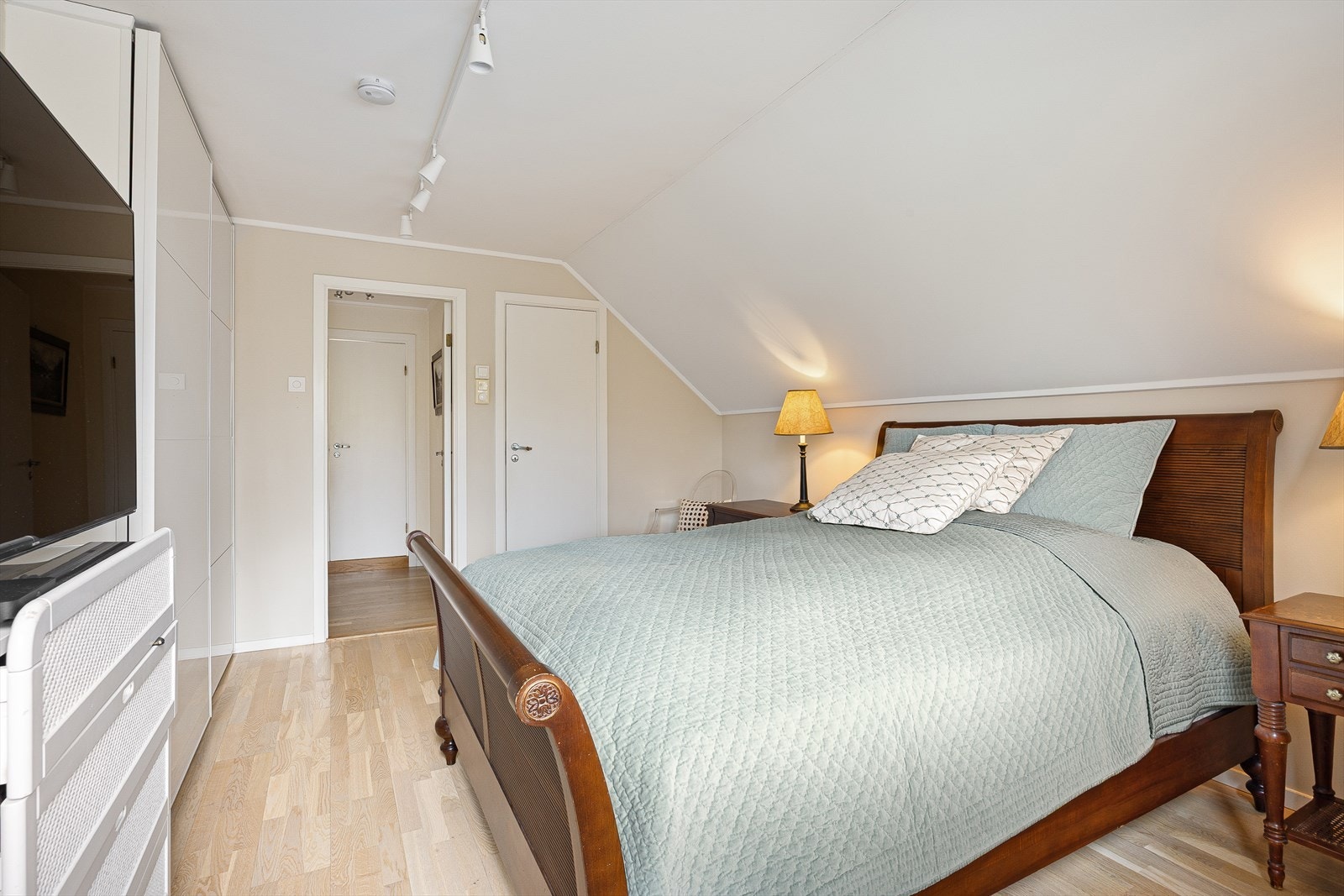 Rommet er utstyrt med en skyvedørsgarderobe med innredning fra 2016. Galleribilde