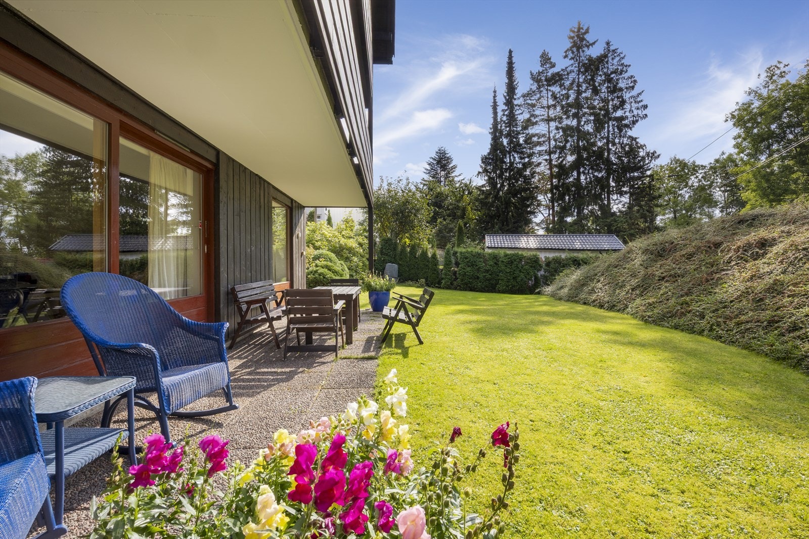Boligen er utstyrt med bergvarmeanlegg fra 2019, som gir lave driftskostnader og jevn varme i hele huset. Galleribilde