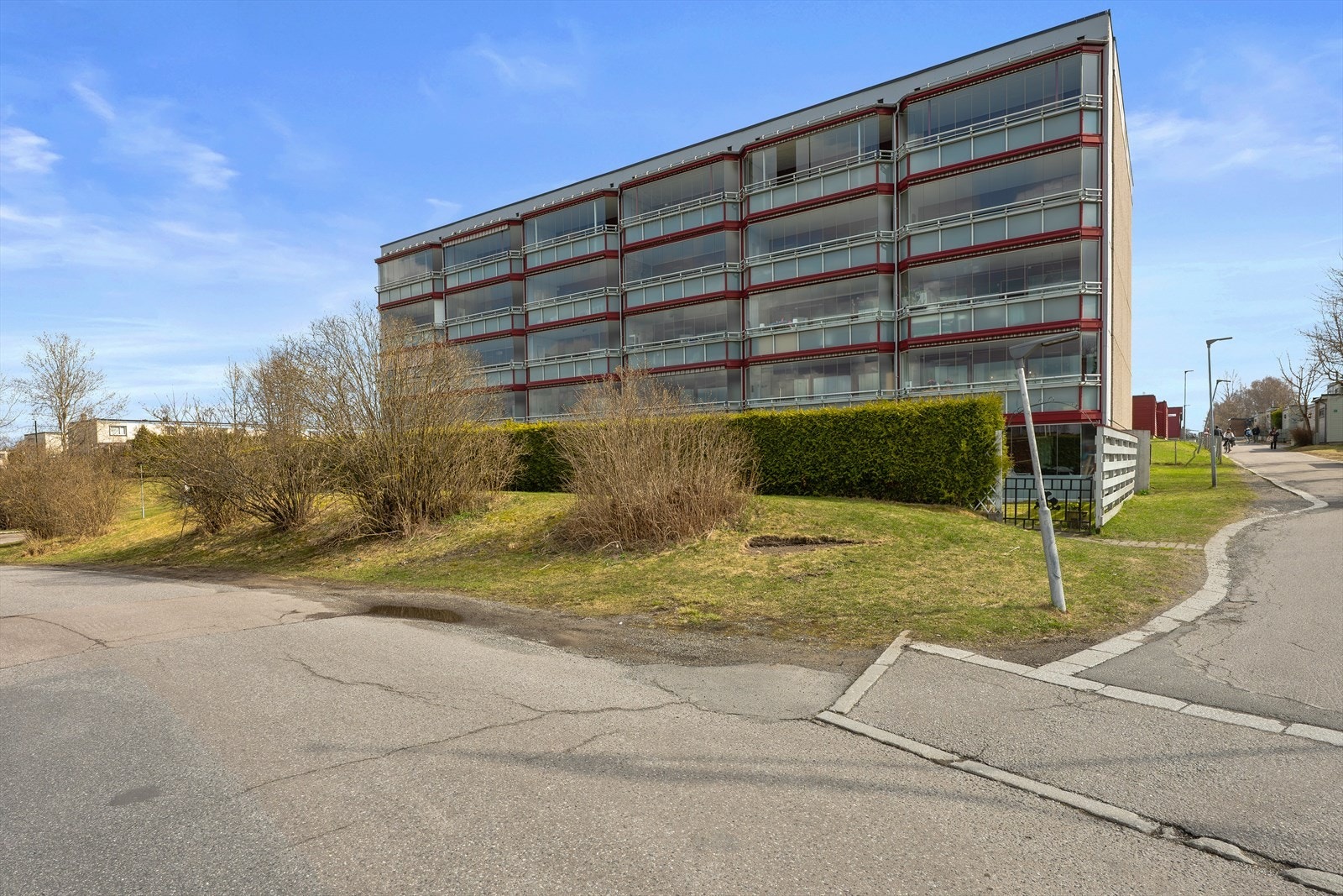 Senter Borettslag er et veldrevet lag med felleslokaler og ordnede forhold. Bygget er oppført i 1974. Galleribilde