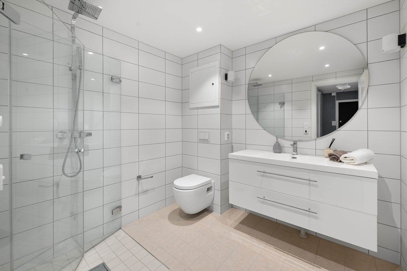 Badet ble oppgradert i 2023 med flislagte overflater, elektrisk gulvvarme og vegghengt toalett. Galleribilde