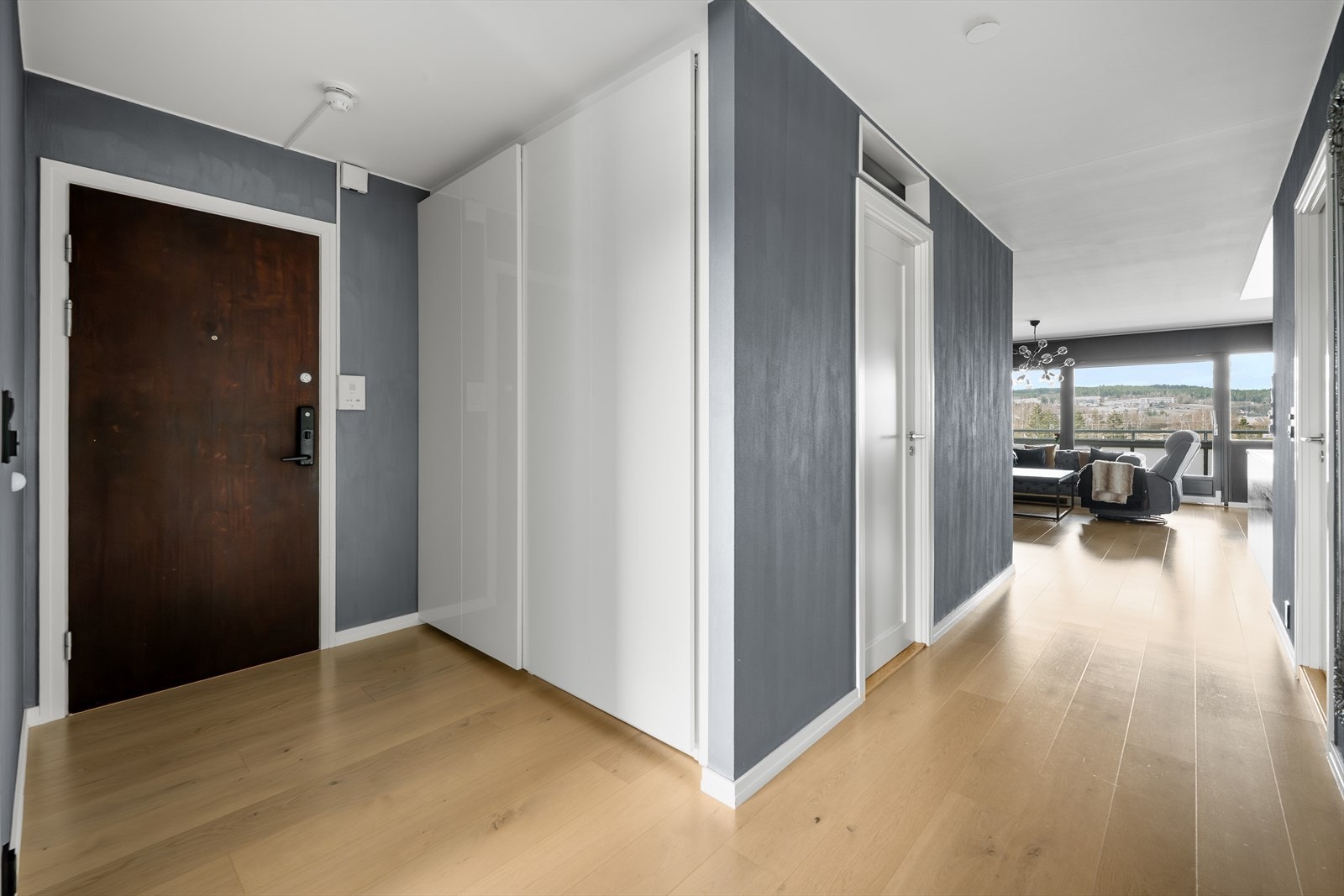 Gjennomgående parkett og moderne overflater skaper en helhetlig følelse. Galleribilde