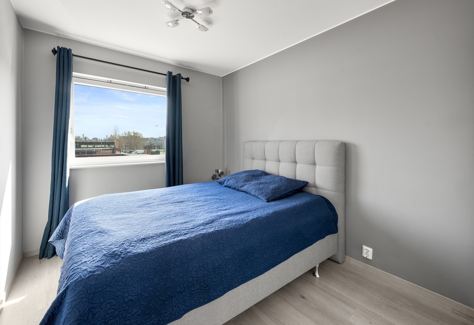 Leiligheten har to gode soverom. Dette rommet er på ca. 8,9 m². Galleribilde