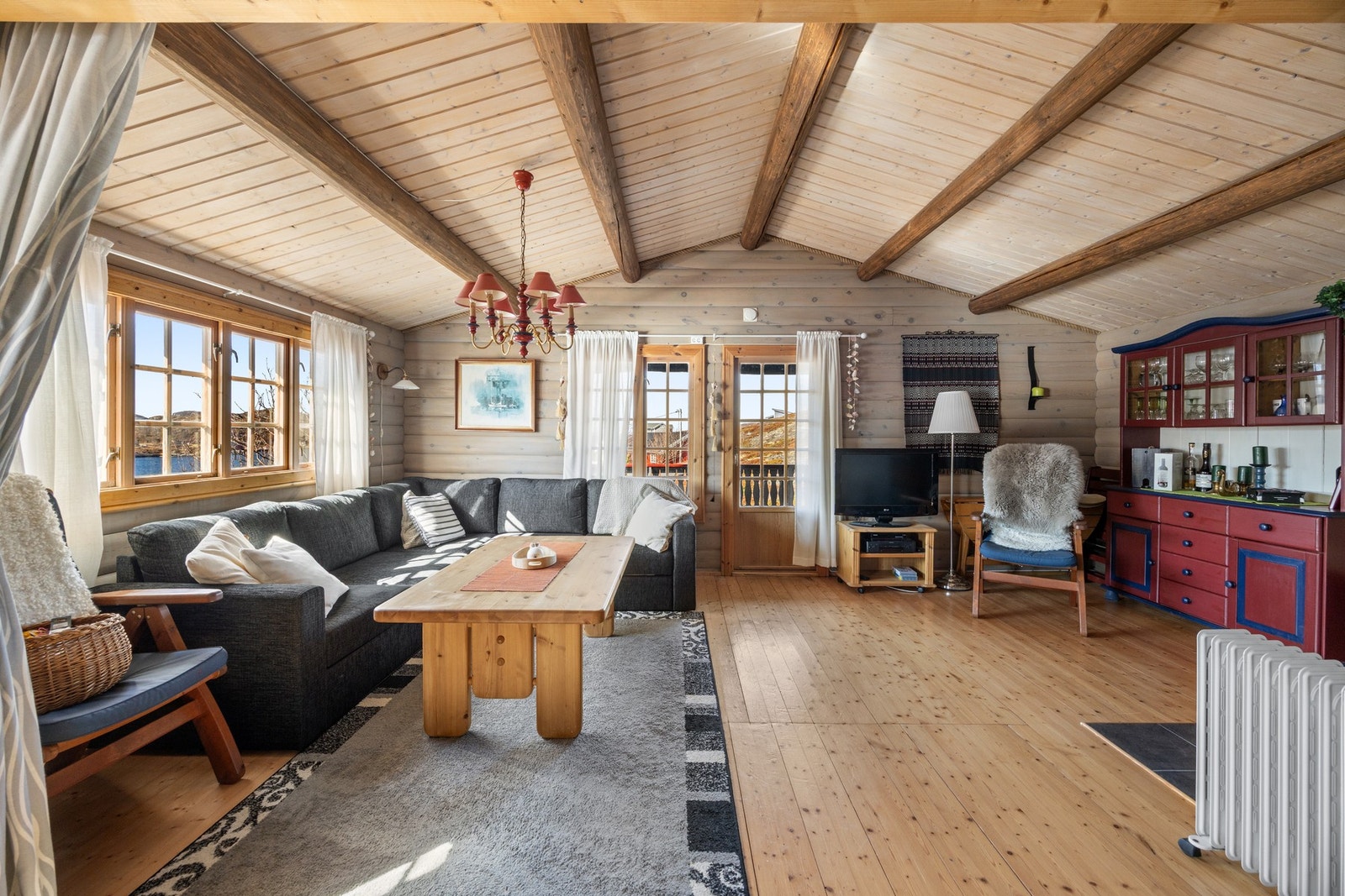 Sjarmerende hytte med innlagt strøm og sommervann! Galleribilde