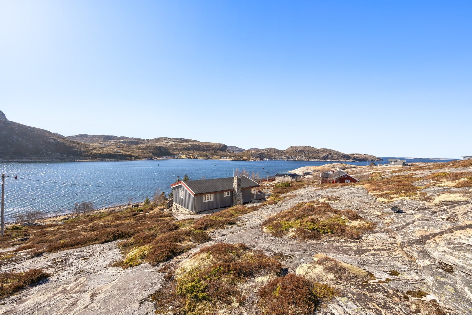 Eiendommen ligger ca. 15 minutters kjøring fra Sandviksberget, hvor det blant annet finnes dagligvarebutikk og nødvendige servicetil Galleribilde