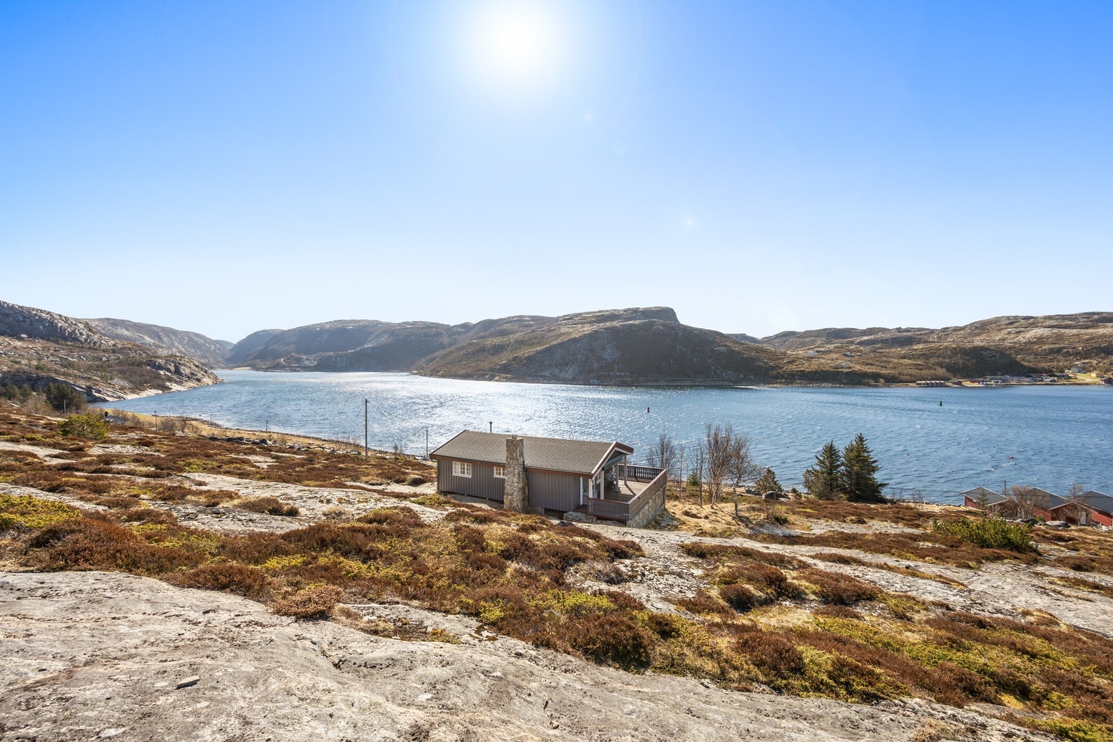 Avstanden til både Steinkjer og Namsos er ca. 1,5 times kjøring, noe som gjør eiendommen godt egnet som fritidsbolig for deg som ønsker et tilbaketrukket kystmiljø. Galleribilde