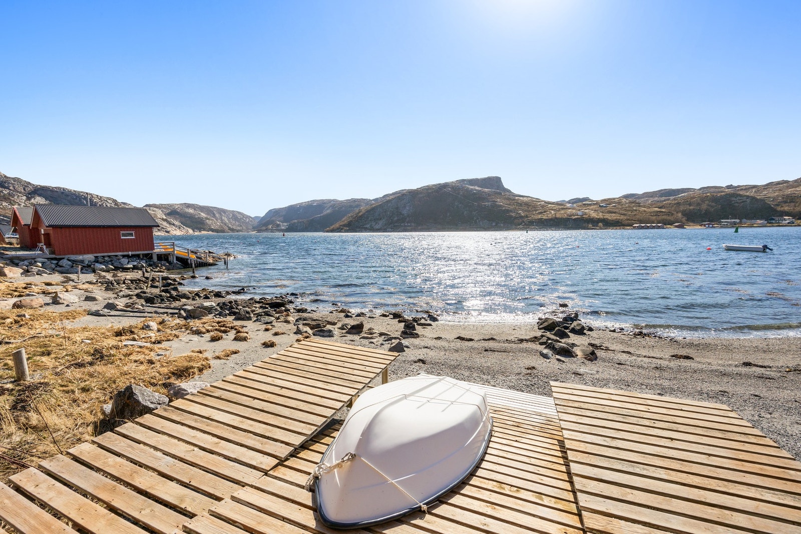 Med umiddelbar nærhet til havet er eiendommen et flott utgangspunkt for fiske og båtliv Galleribilde
