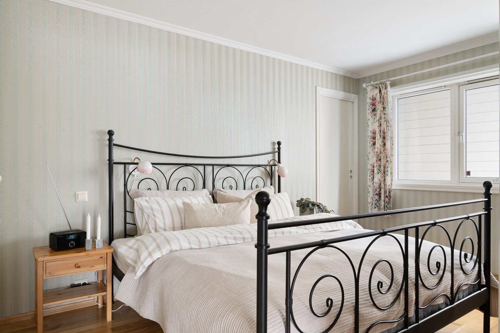 Romslig soverom med dør videre inn til walk-in-garderobe. God plass til garderobe i rommet i tillegg. Galleribilde