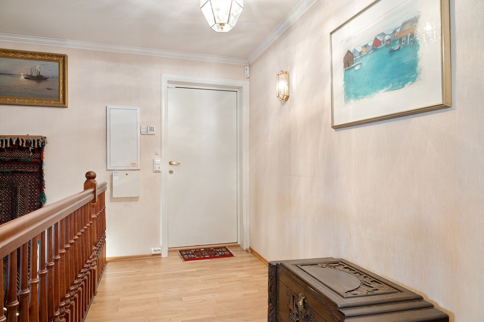 Innbydende entré med god plass til møblering og praktisk adkomst til boligens øvrige rom. Galleribilde