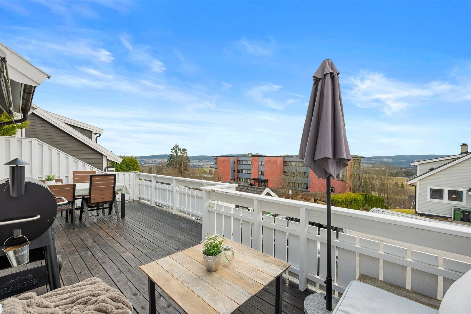 På terrassen er det god plass til både loungemøblement, spisebord og grill Galleribilde