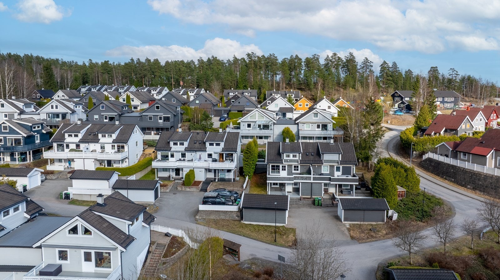 Boligen har en meget barnevennlig beliggenhet i blindvei, og umiddelbar nærhet til barnehage Galleribilde