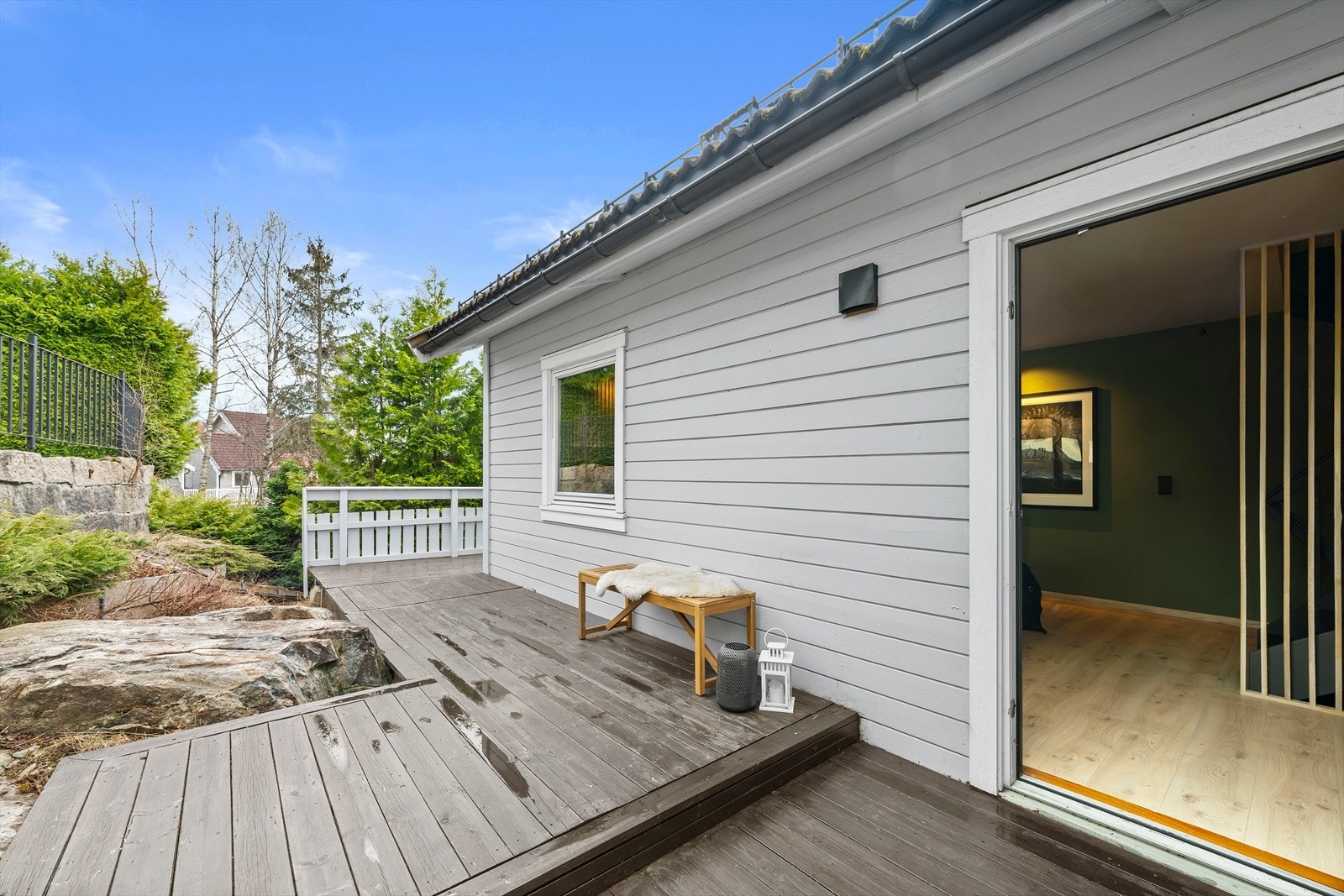 Det er utgang fra stuen også til terrassen på baksiden av boligen med morgen- og formiddagssol Galleribilde
